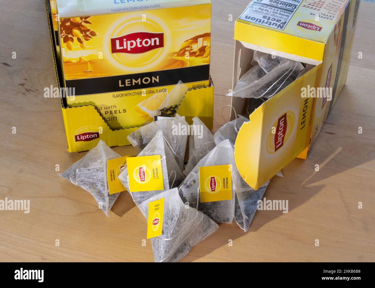 Nature morte du thé noir Lipton avec des pelures de citron dans des sachets de thé en forme de pyramide, 2024, États-Unis Banque D'Images