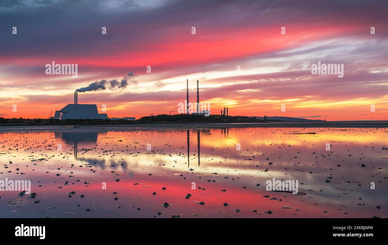 Reflets colorés du ciel avant le lever du soleil sur Sandymount Strand Banque D'Images