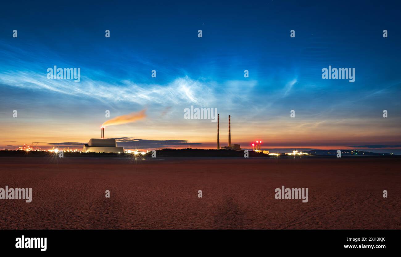 Nuages noctilucents lumineux sur Sandymount Strand Banque D'Images