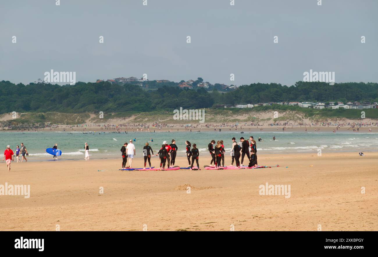 Cercle de surfeurs ayant une leçon de surf sur la plage Somo Ribamontán al Mar Cantabria Espagne Banque D'Images