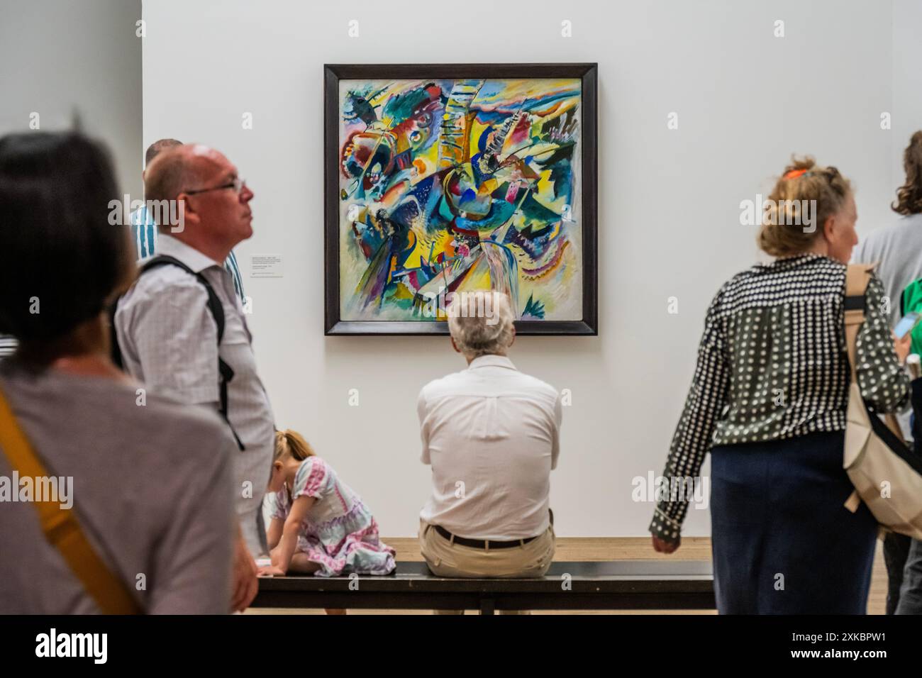 Wassily Kandinsky, improvisation gorge 1914 - les expressionnistes Kandinsky, Münter et le cavalier bleu - une exposition à la Tate Modern. C’est une histoire d’amitiés racontées par l’intermédiaire de compris Il examine les créations très individuelles qui ont constitué le Blue Rider, de l’intérêt de Franz Marc pour la couleur à la performance freestyle d’Alexander Sacharoff. Les femmes artistes ont joué un rôle central dans le mouvement. Découvrez des photographies expérimentales de Gabriele Münter aux côtés des peintures dramatiques de Marianne Werefkin. Banque D'Images