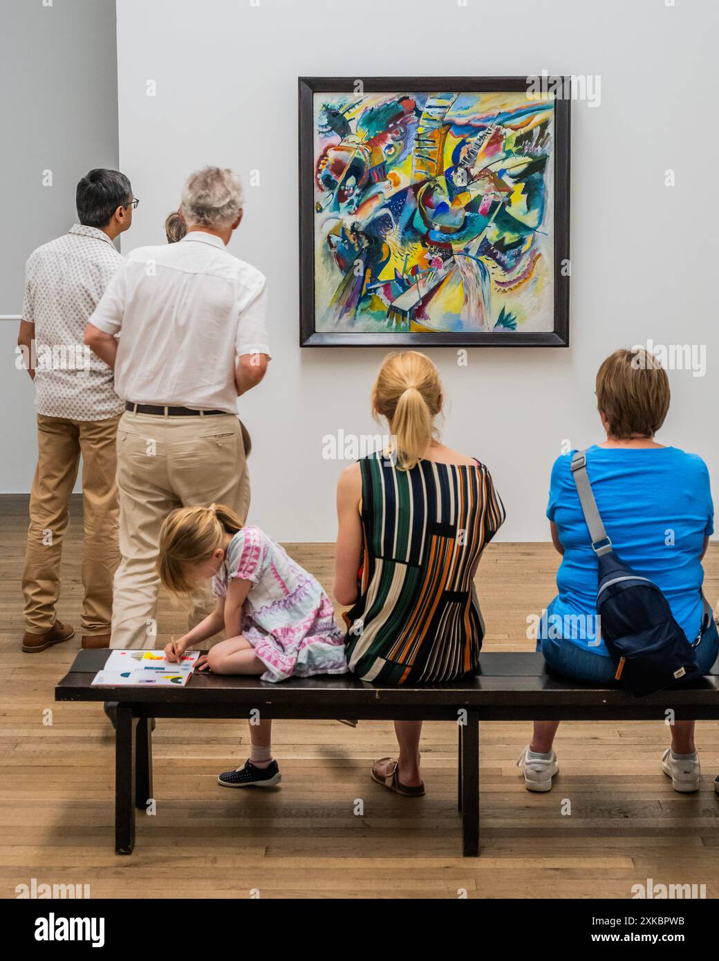 Wassily Kandinsky, improvisation gorge 1914 - les expressionnistes Kandinsky, Münter et le cavalier bleu - une exposition à la Tate Modern. C’est une histoire d’amitiés racontées par l’intermédiaire de compris Il examine les créations très individuelles qui ont constitué le Blue Rider, de l’intérêt de Franz Marc pour la couleur à la performance freestyle d’Alexander Sacharoff. Les femmes artistes ont joué un rôle central dans le mouvement. Découvrez des photographies expérimentales de Gabriele Münter aux côtés des peintures dramatiques de Marianne Werefkin. Banque D'Images