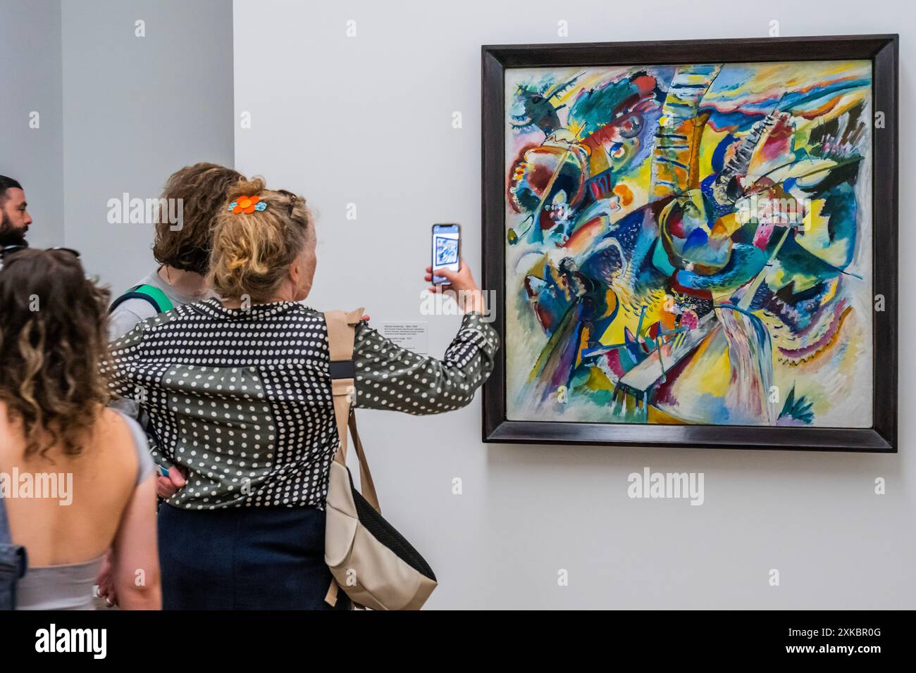 Wassily Kandinsky, improvisation gorge 1914 - les expressionnistes Kandinsky, Münter et le cavalier bleu - une exposition à la Tate Modern. C’est une histoire d’amitiés racontées par l’intermédiaire de compris Il examine les créations très individuelles qui ont constitué le Blue Rider, de l’intérêt de Franz Marc pour la couleur à la performance freestyle d’Alexander Sacharoff. Les femmes artistes ont joué un rôle central dans le mouvement. Découvrez des photographies expérimentales de Gabriele Münter aux côtés des peintures dramatiques de Marianne Werefkin. Banque D'Images