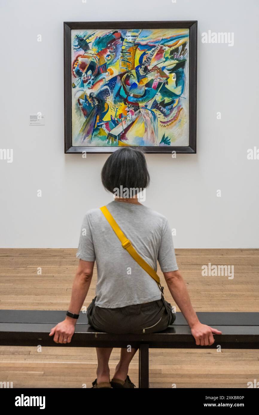 Wassily Kandinsky, improvisation gorge 1914 - les expressionnistes Kandinsky, Münter et le cavalier bleu - une exposition à la Tate Modern. C’est une histoire d’amitiés racontées par l’intermédiaire de compris Il examine les créations très individuelles qui ont constitué le Blue Rider, de l’intérêt de Franz Marc pour la couleur à la performance freestyle d’Alexander Sacharoff. Les femmes artistes ont joué un rôle central dans le mouvement. Découvrez des photographies expérimentales de Gabriele Münter aux côtés des peintures dramatiques de Marianne Werefkin. Banque D'Images