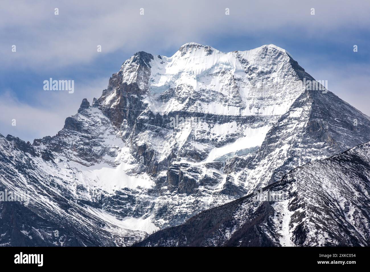 Gros plan sur le pic du mont Xiannairi, l'une des quatre montagnes sacrées de la réserve naturelle de Daocheng Yading dans le Sichuan Banque D'Images
