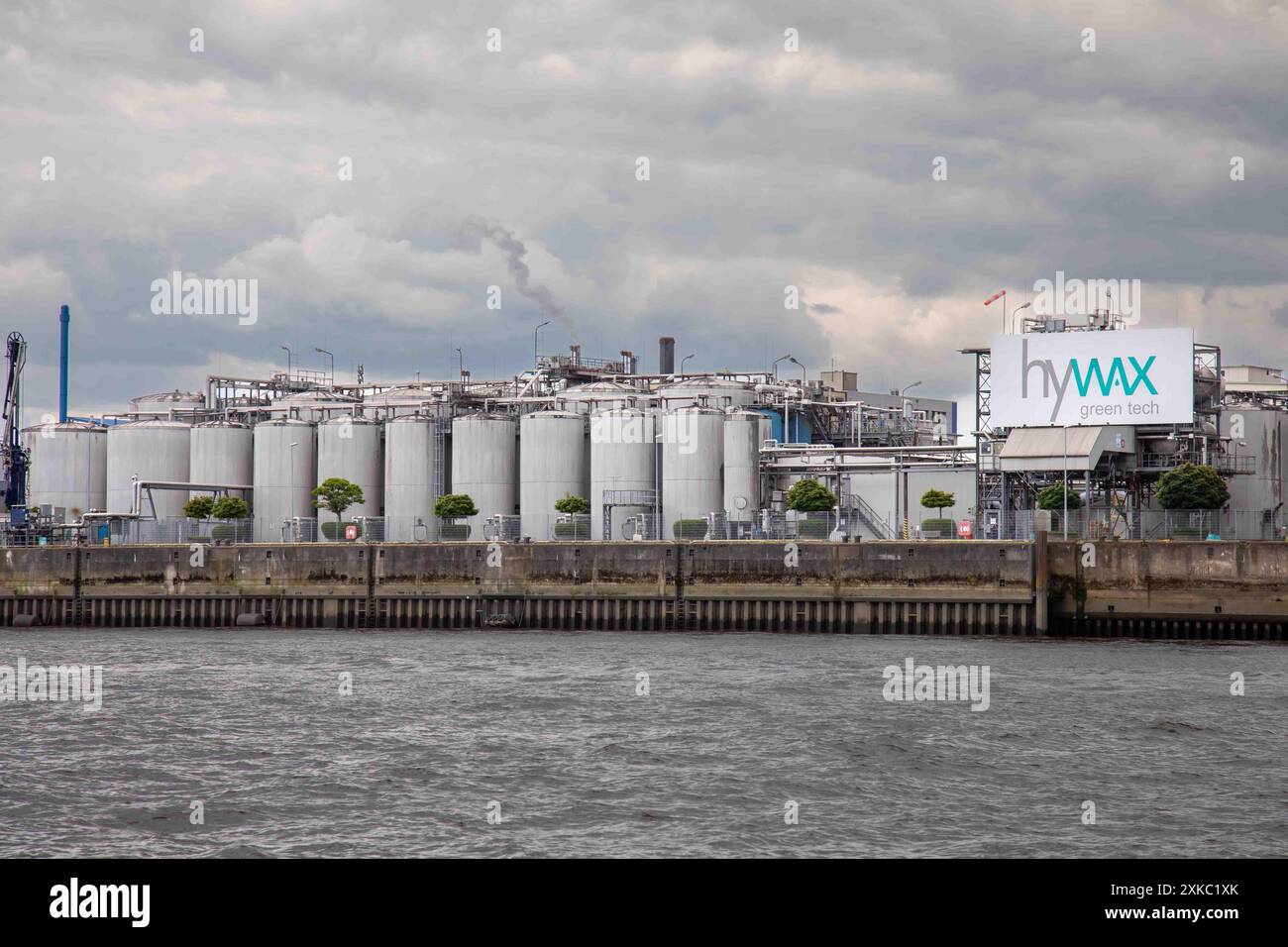 Usine chimique Hyrax sur la rive de Rive Elbe par un jour nuageux gris à Hambourg, en Allemagne Banque D'Images