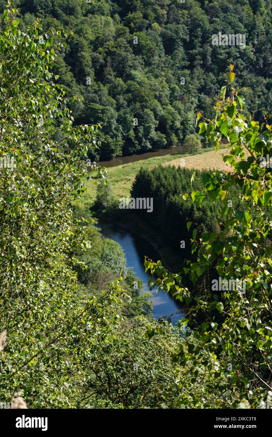 Vue panoramique sur la forêt ardennaise, les boucles de Semois et le village de Cugnon | vue panoramiques sur la forêt ardennaise, des boucles de Semois e Banque D'Images