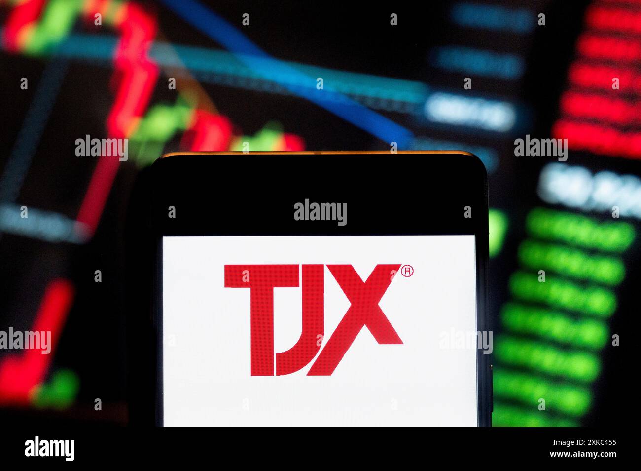 Chine. 22 juillet 2024. Dans cette illustration photo, le logo des sociétés du grand magasin américain hors prix TJX (NYSE : TJX) est affiché sur un smartphone avec un graphique de l'indice boursier économique en arrière-plan. (Photo de Budrul Chukrut/SOPA images/SIPA USA) *** strictement à des fins éditoriales *** crédit : SIPA USA/Alamy Live News Banque D'Images