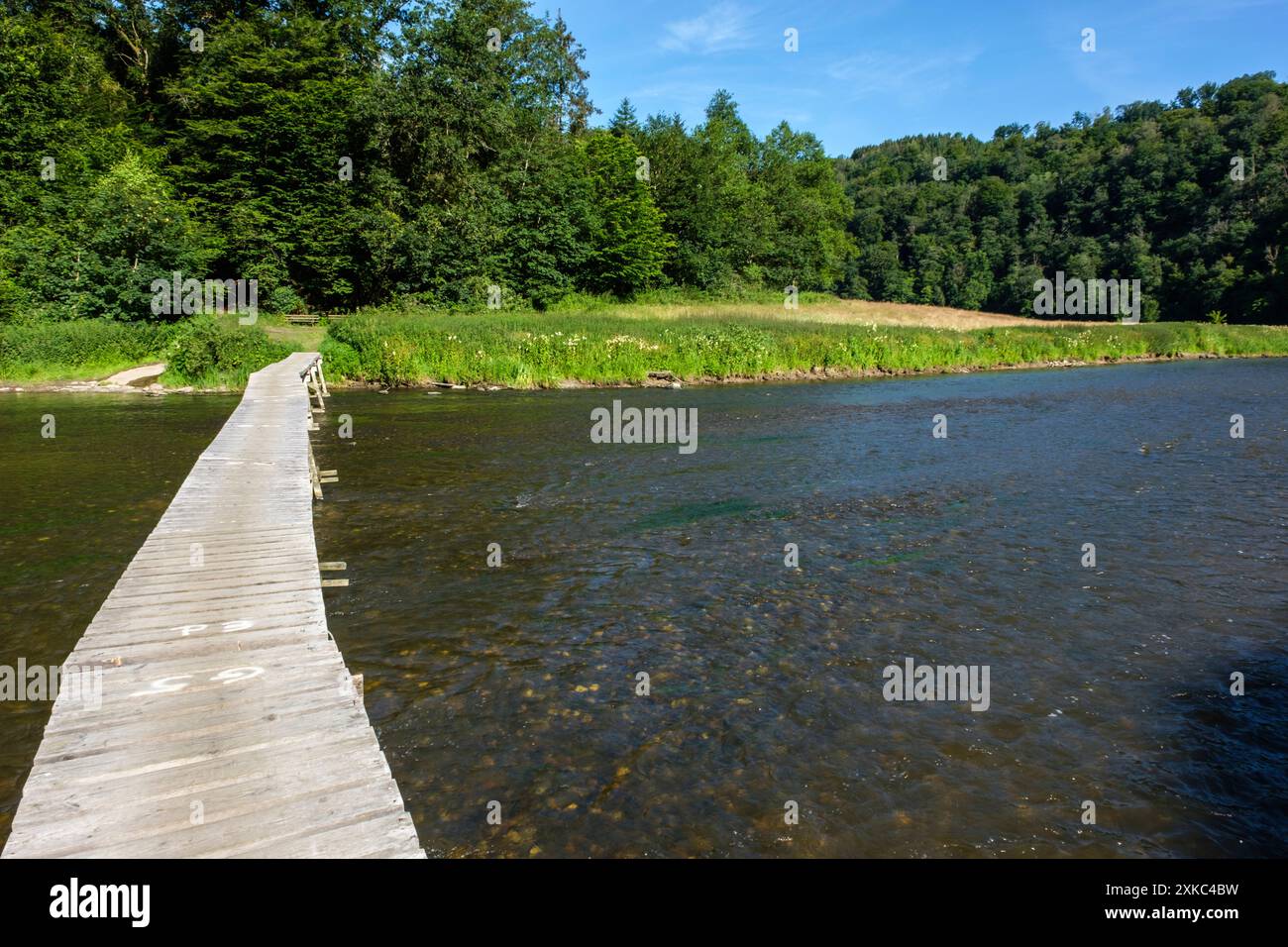 Au-dessus de la rivière Semois Cugnon le pont en bois | sur la Semois le pont de bois Banque D'Images