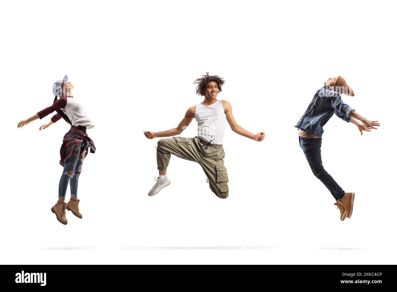 Danseuse afro-américaine entre danseurs caucasiens isolée sur fond blanc Banque D'Images