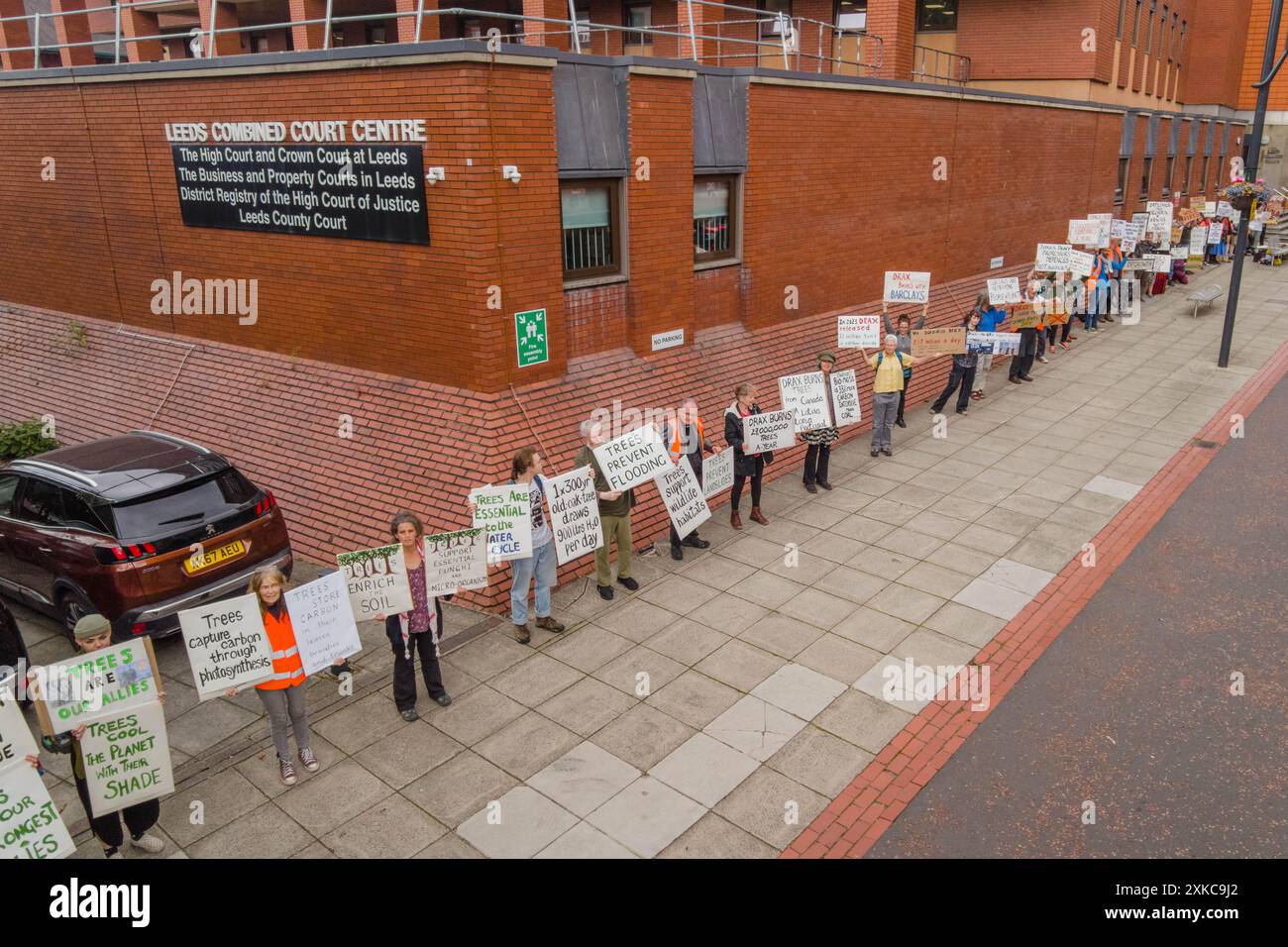 Leeds, Royaume-Uni. 22 JUILLET 2024. Plusieurs activistes tiennent des pancartes devant la Cour de la Couronne de Leeds suite à la condamnation de la militante de axe Drax, Karen 'Coffee' Wildin, concernant une partie d'une manifestation dans laquelle un train en direction de la centrale électrique de Drax a été arrêté. Le militant a obtenu une libération conditionnelle et a dû payer les frais de justice. Crédit Milo Chandler/Alamy Live News Banque D'Images