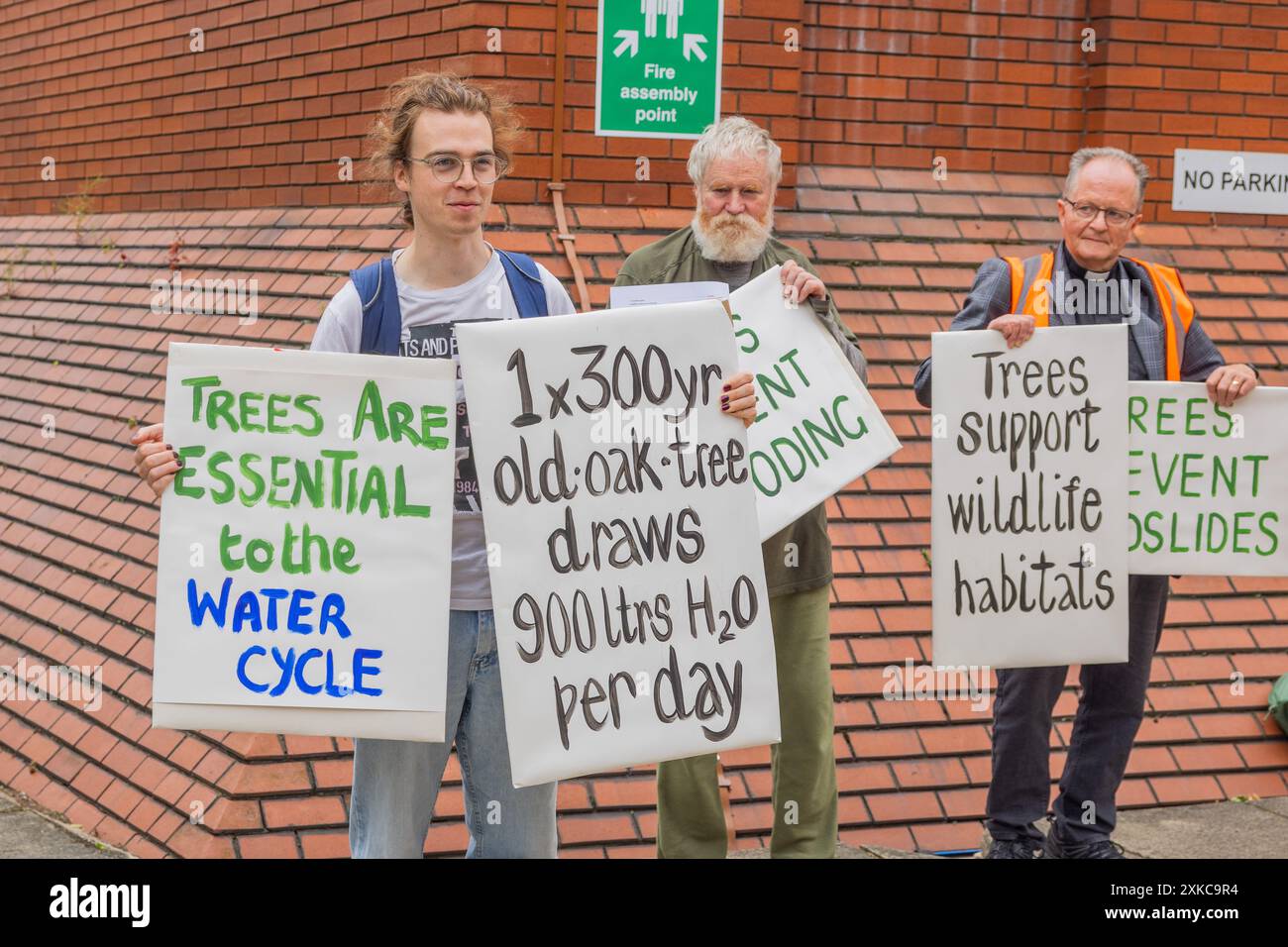 Leeds, Royaume-Uni. 22 JUILLET 2024. Plusieurs activistes tiennent des pancartes devant la Cour de la Couronne de Leeds suite à la condamnation de la militante de axe Drax, Karen 'Coffee' Wildin, concernant une partie d'une manifestation dans laquelle un train en direction de la centrale électrique de Drax a été arrêté. Le militant a obtenu une libération conditionnelle et a dû payer les frais de justice. Crédit Milo Chandler/Alamy Live News Banque D'Images