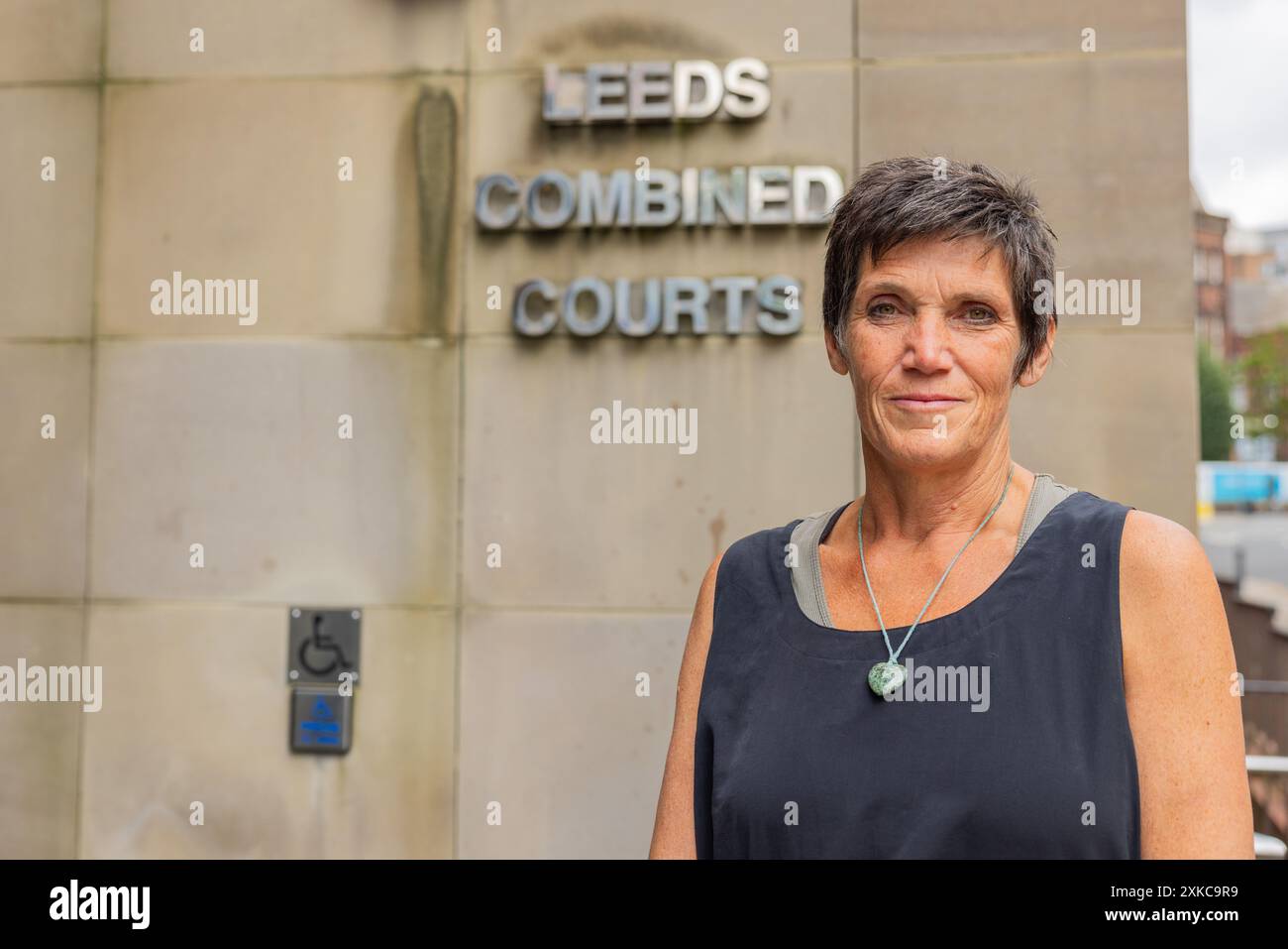 Leeds, Royaume-Uni. 22 JUILLET 2024. La militante d'axe Drax, Karen 'Coffee' Wildin, se tient devant la Cour de la Couronne de Leeds après la condamnation concernant leur participation à une manifestation au cours de laquelle un train en direction de la centrale électrique de Drax a été arrêté. Le militant a obtenu une libération conditionnelle et a dû payer les frais de justice. Crédit Milo Chandler/Alamy Live News Banque D'Images