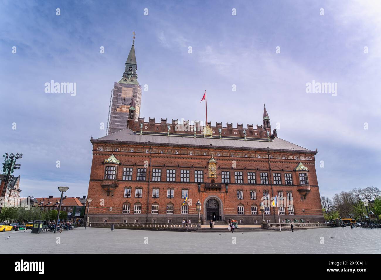 Copenhague, Danemark - 29 avril 2024 : vue majestueuse de la place de l'hôtel de ville de Copenhague (Radhuspladsen) avec échafaudage sur la tour contre un ciel dynamique. Banque D'Images