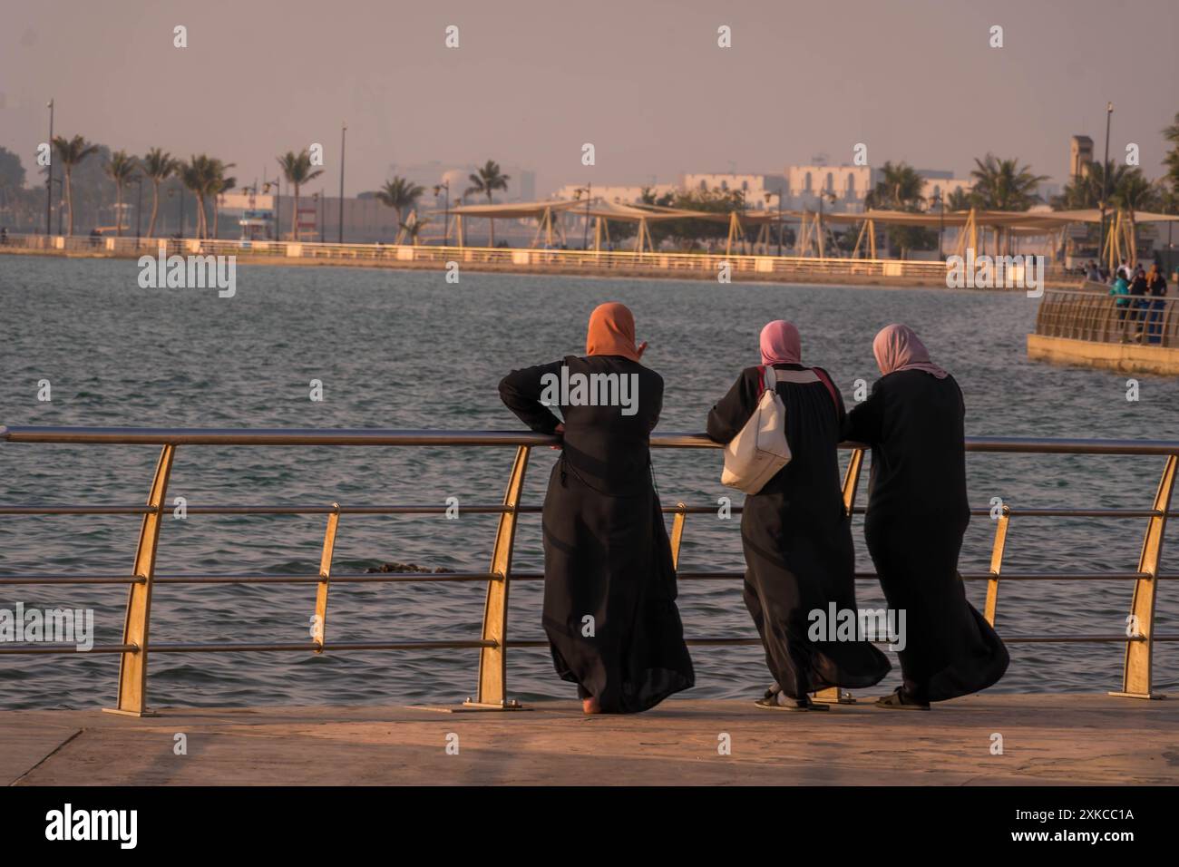 Trois femmes musulmanes couvertes en vêtements islamiques sur le front de mer de Djeddah (Al Hamra Corniche) en Arabie saoudite. Banque D'Images