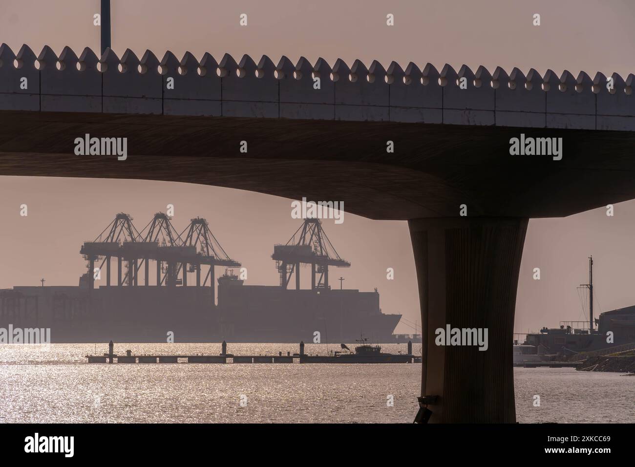 La photo du port islamique de Djeddah, un port maritime en Arabie Saoudite, avec des grues, des cargos et des terminaux de bateaux sur la côte de la mer Rouge. Banque D'Images