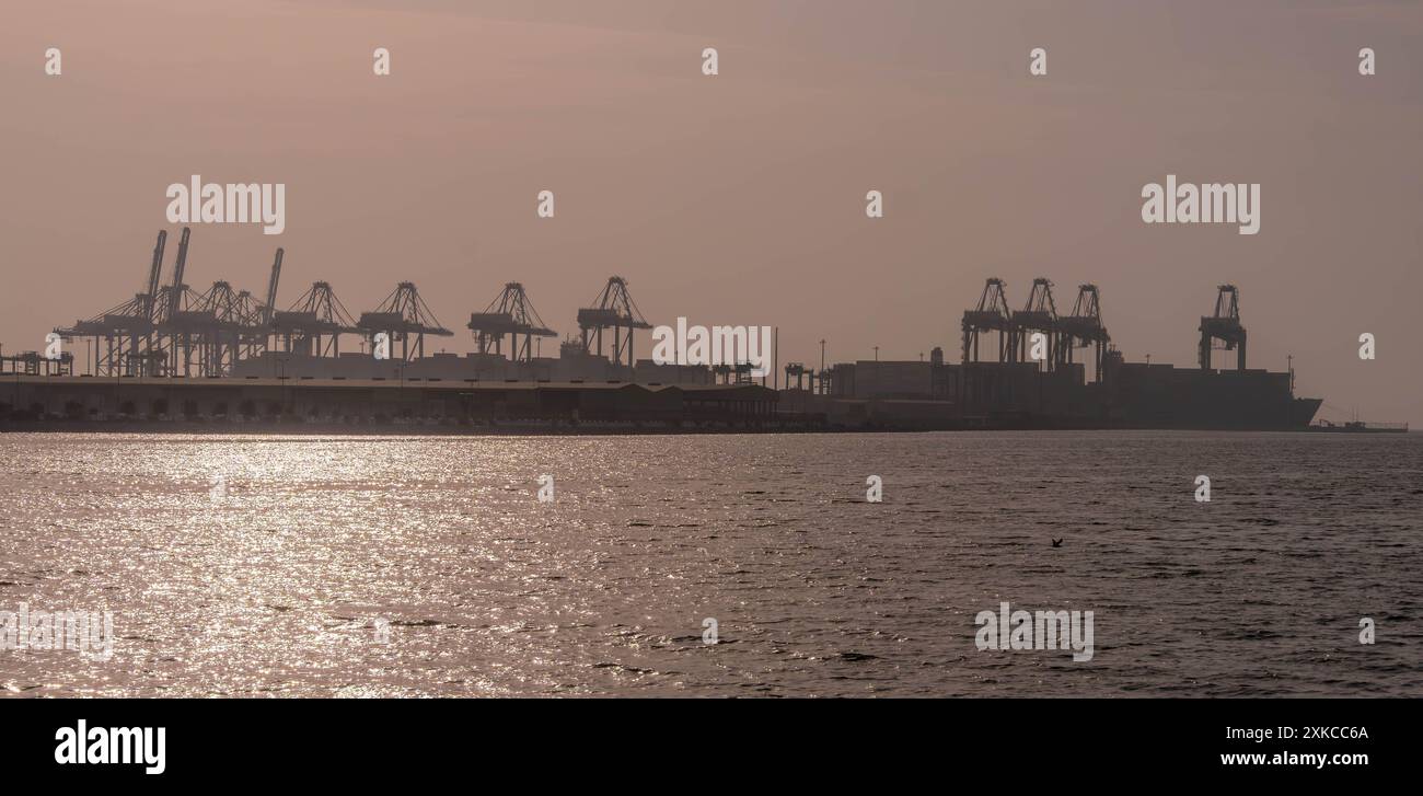 La photo du port islamique de Djeddah, un port maritime en Arabie Saoudite, avec des grues, des cargos et des terminaux de bateaux sur la côte de la mer Rouge. Banque D'Images