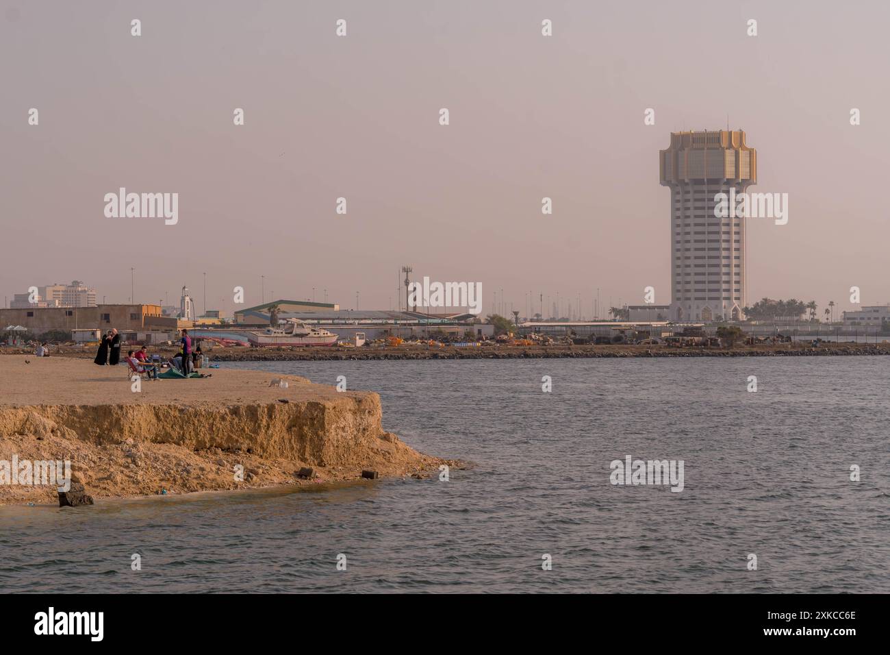 La construction du port maritime islamique de Djeddah en Arabie Saoudite sur la côte de la mer Rouge, au moyen-Orient, pendant la chaude journée d'été. Banque D'Images