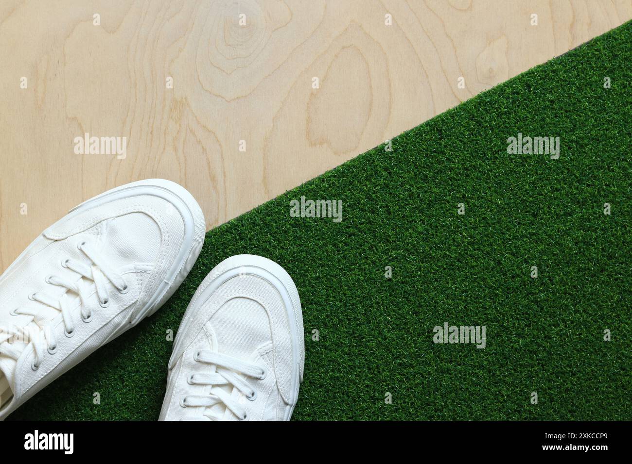 Baskets blanches sur un fond de texture herbe et bois, vue de dessus. Chaussures blanches confortables, chaussures en tissu. Une paire de baskets blanches élégantes en gros plan. Banque D'Images Baskets blanches sur un fond de texture herbe et bois, vue de dessus. Chaussures blanches confortables, chaussures en tissu. Une paire de baskets blanches élégantes en gros plan. Banque D'Images