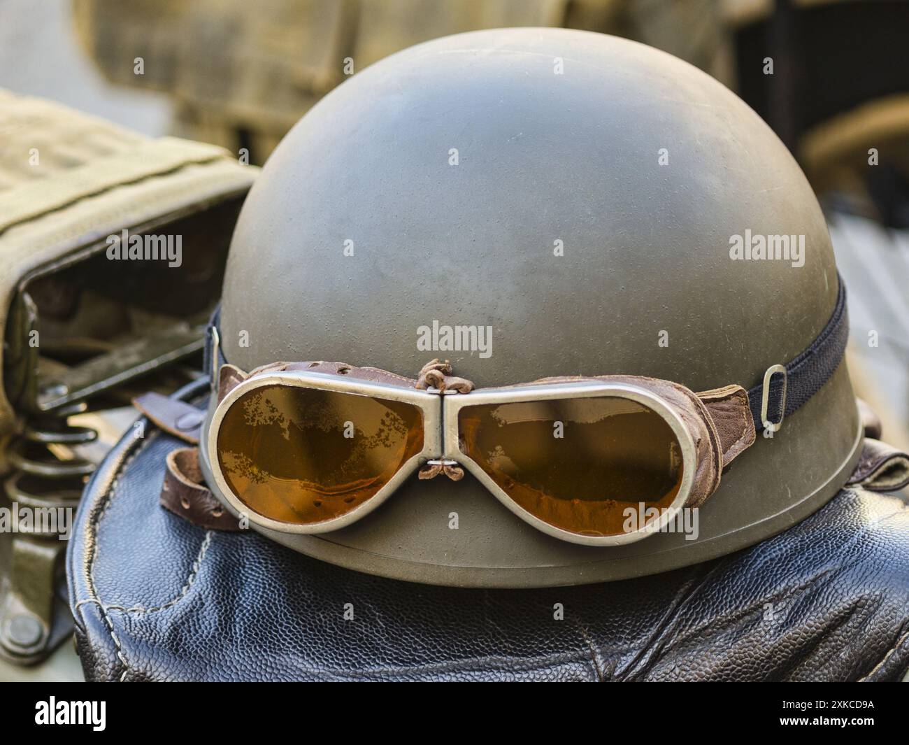 Le vieux casque de moto avec lunettes de soleil lors d'un salon de l'automobile à Malte Banque D'Images