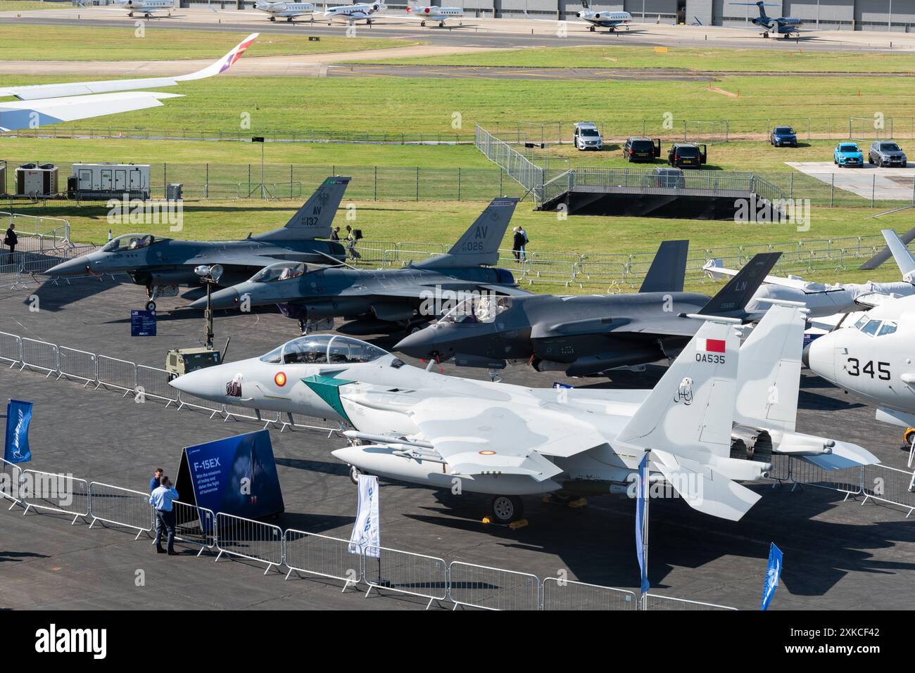 Aéroport de Farnborough, Hampshire, Royaume-Uni. 22 juillet 2024. Les entreprises militaires et de l’aviation civile du monde se sont réunies pour présenter et visionner les dernières technologies aérospatiales. Les avions de ligne civils les plus modernes et les chasseurs et hélicoptères militaires sont exposés. Boeing F-15QA (Qatar Advanced) Ababil avec F-35 et F-16s. Banque D'Images