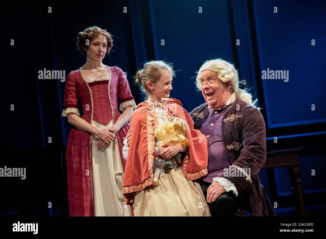de gauche à droite : Pippa Winslow (Miss Pross), Eliza Light (Katherine), David Alder (camion) dans Un CONTE DE DEUX VILLES de Charles Dickens au Charing Cross Theatre, Londres WC2 17/04/2012 livre : Steven David Horwich & David Soames paroles : Steven David Horwich musique : David Pomeranz décor : Charlie Camm costumes : Suzi Lombardelli éclairage: Howard Hudson chorégraphie : Racky Plews réalisateur : Paul Nicholas Banque D'Images