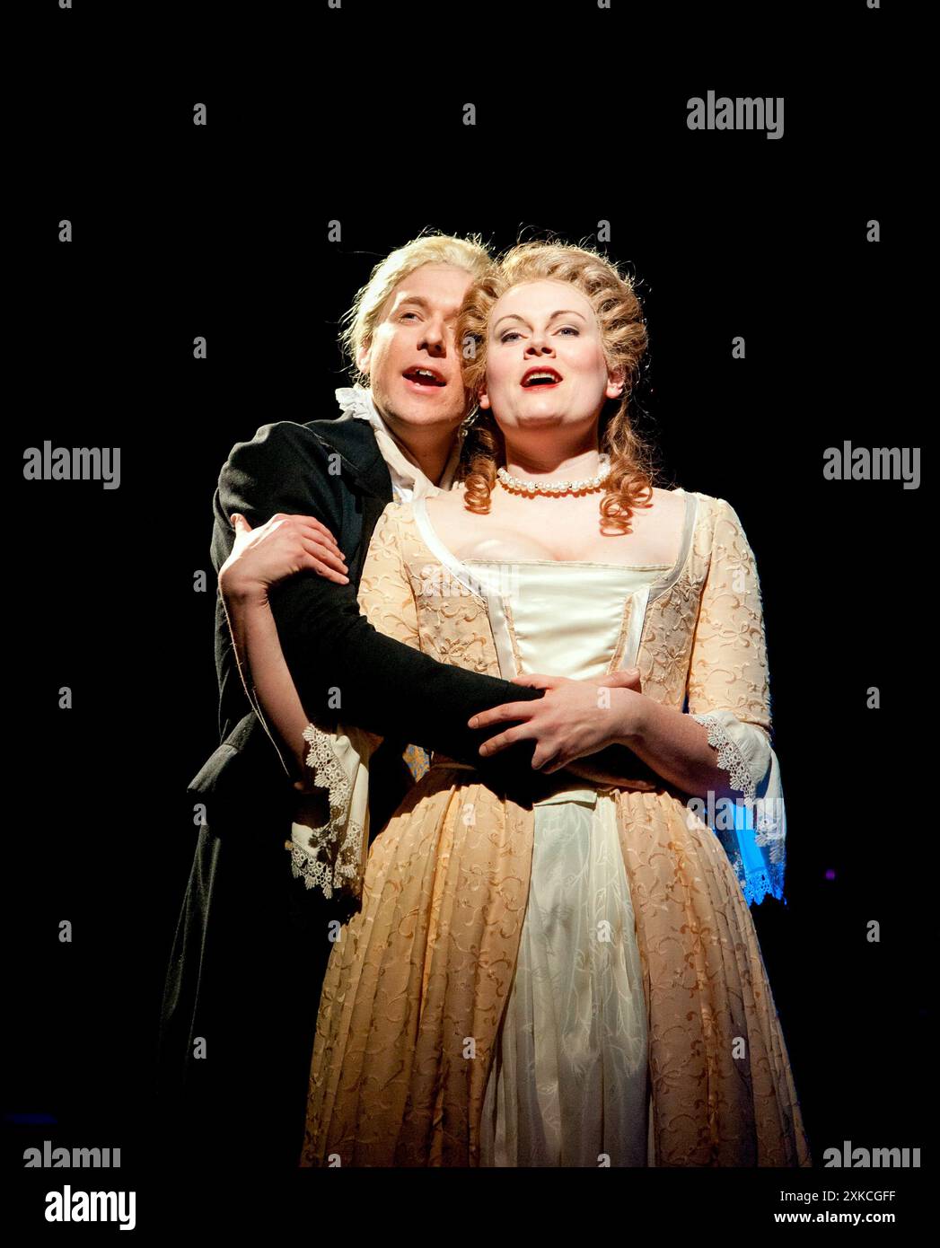 Jonathan Ansell (Charles Darney), Jennifer Hepburn (Lucie manette) dans Un CONTE DE DEUX VILLES de Charles Dickens au Charing Cross Theatre, Londres WC2 17/04/2012 livre : Steven David Horwich & David Soames paroles : Steven David Horwich musique : David Pomeranz décor : Charlie Camm costumes : Suzi Lombardelli éclairage : Howard Hudson chorégraphie: Racky Plews réalisateur : Paul Nicholas Banque D'Images