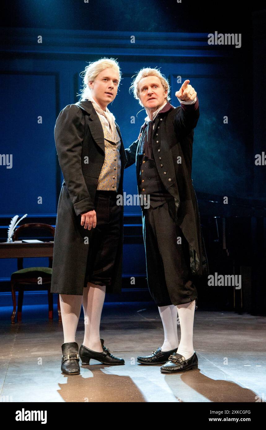 de gauche à droite : Jonathan Ansell (Charles Darney), Michael Howe (Sydney carton) dans Un CONTE DE DEUX VILLES de Charles Dickens au Charing Cross Theatre, Londres WC2 17/04/2012 livre : Steven David Horwich & David Soames paroles : Steven David Horwich musique : David Pomeranz décor : Charlie Camm costumes : Suzi Lombardelli éclairage: Howard Hudson chorégraphie : Racky Plews réalisateur : Paul Nicholas Banque D'Images