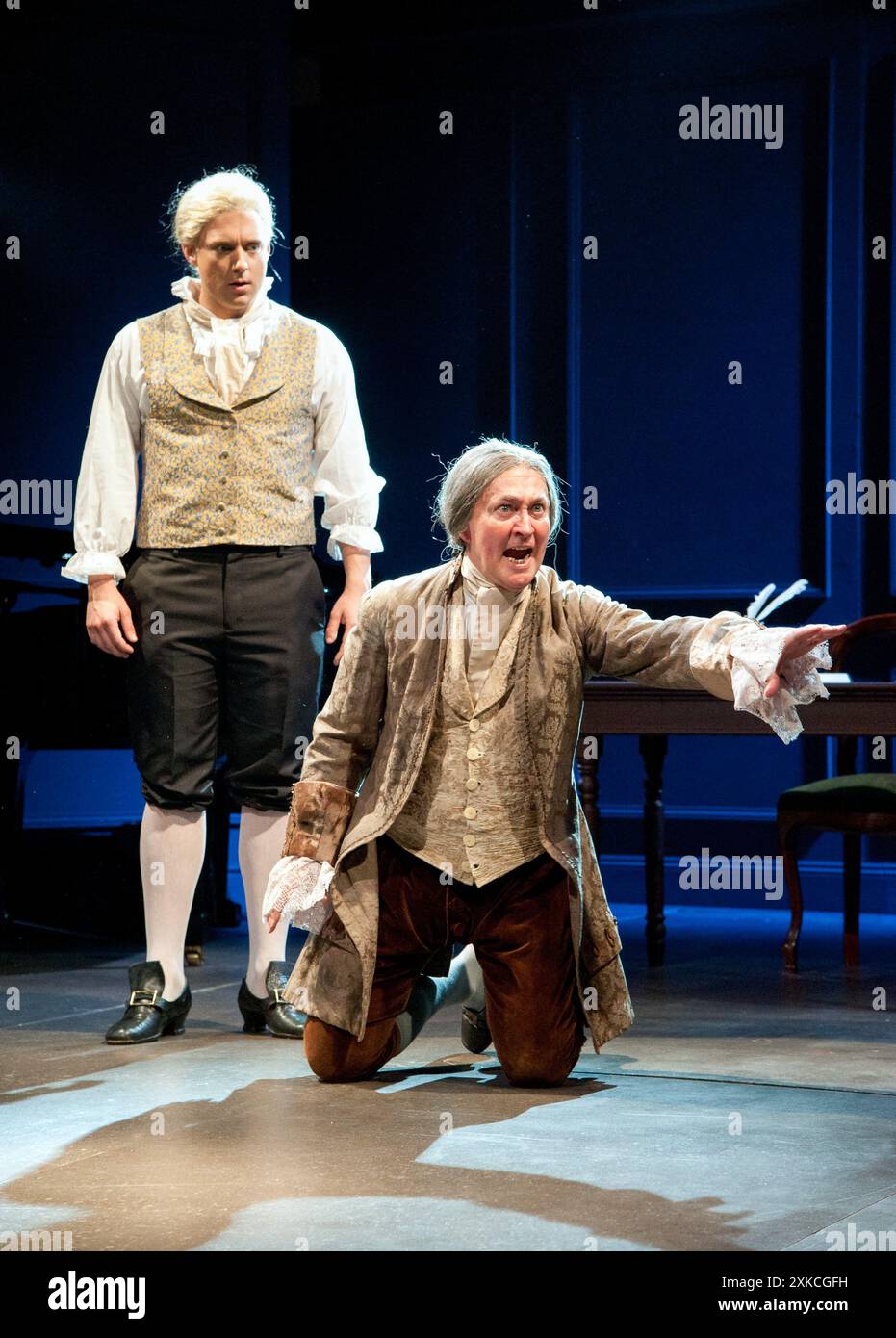 de gauche à droite : Jonathan Ansell (Charles Darney), John Fleming (Dr manette) dans Un CONTE DE DEUX VILLES de Charles Dickens au Charing Cross Theatre, Londres WC2 17/04/2012 livre : Steven David Horwich & David Soames paroles : Steven David Horwich musique : David Pomeranz décor : Charlie Camm costumes : Suzi Lombardelli éclairage: Howard Hudson chorégraphie : Racky Plews réalisateur : Paul Nicholas Banque D'Images