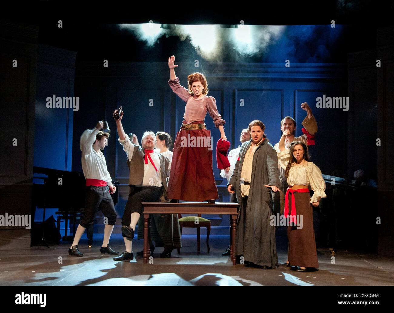 Centre : Jemma Alexander (Mme Defarge) dans Un CONTE DE DEUX VILLES de Charles Dickens au Charing Cross Theatre, Londres WC2 17/04/2012 livre : Steven David Horwich & David Soames paroles : Steven David Horwich musique : David Pomeranz décor : Charlie Camm costumes : Suzi Lombardelli éclairage : Howard Hudson chorégraphie : Racky Plews réalisateur: Paul Nicholas Banque D'Images