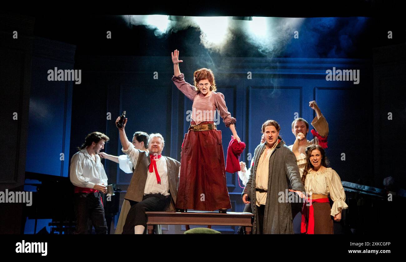 Centre : Jemma Alexander (Mme Defarge) dans Un CONTE DE DEUX VILLES de Charles Dickens au Charing Cross Theatre, Londres WC2 17/04/2012 livre : Steven David Horwich & David Soames paroles : Steven David Horwich musique : David Pomeranz décor : Charlie Camm costumes : Suzi Lombardelli éclairage : Howard Hudson chorégraphie : Racky Plews réalisateur: Paul Nicholas Banque D'Images