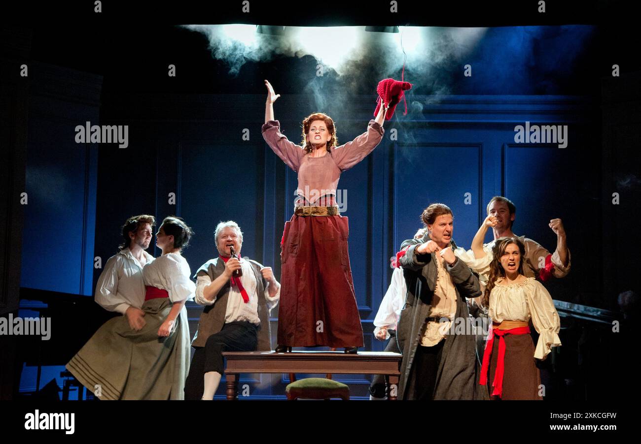 Centre : Jemma Alexander (Mme Defarge) dans Un CONTE DE DEUX VILLES de Charles Dickens au Charing Cross Theatre, Londres WC2 17/04/2012 livre : Steven David Horwich & David Soames paroles : Steven David Horwich musique : David Pomeranz décor : Charlie Camm costumes : Suzi Lombardelli éclairage : Howard Hudson chorégraphie : Racky Plews réalisateur: Paul Nicholas Banque D'Images