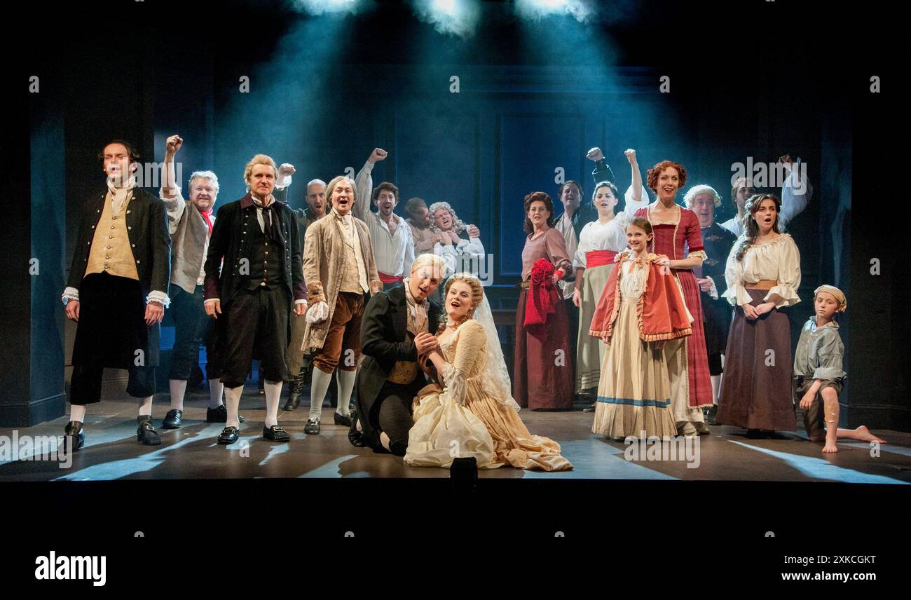 Centre : Jonathan Ansell (Charles Darney), Jennifer Hepburn (Lucie manette) dans Un CONTE DE DEUX VILLES de Charles Dickens au Charing Cross Theatre, Londres WC2 17/04/2012 livre : Steven David Horwich & David Soames paroles : Steven David Horwich musique : David Pomeranz réalisateur : Paul Nicholas Banque D'Images