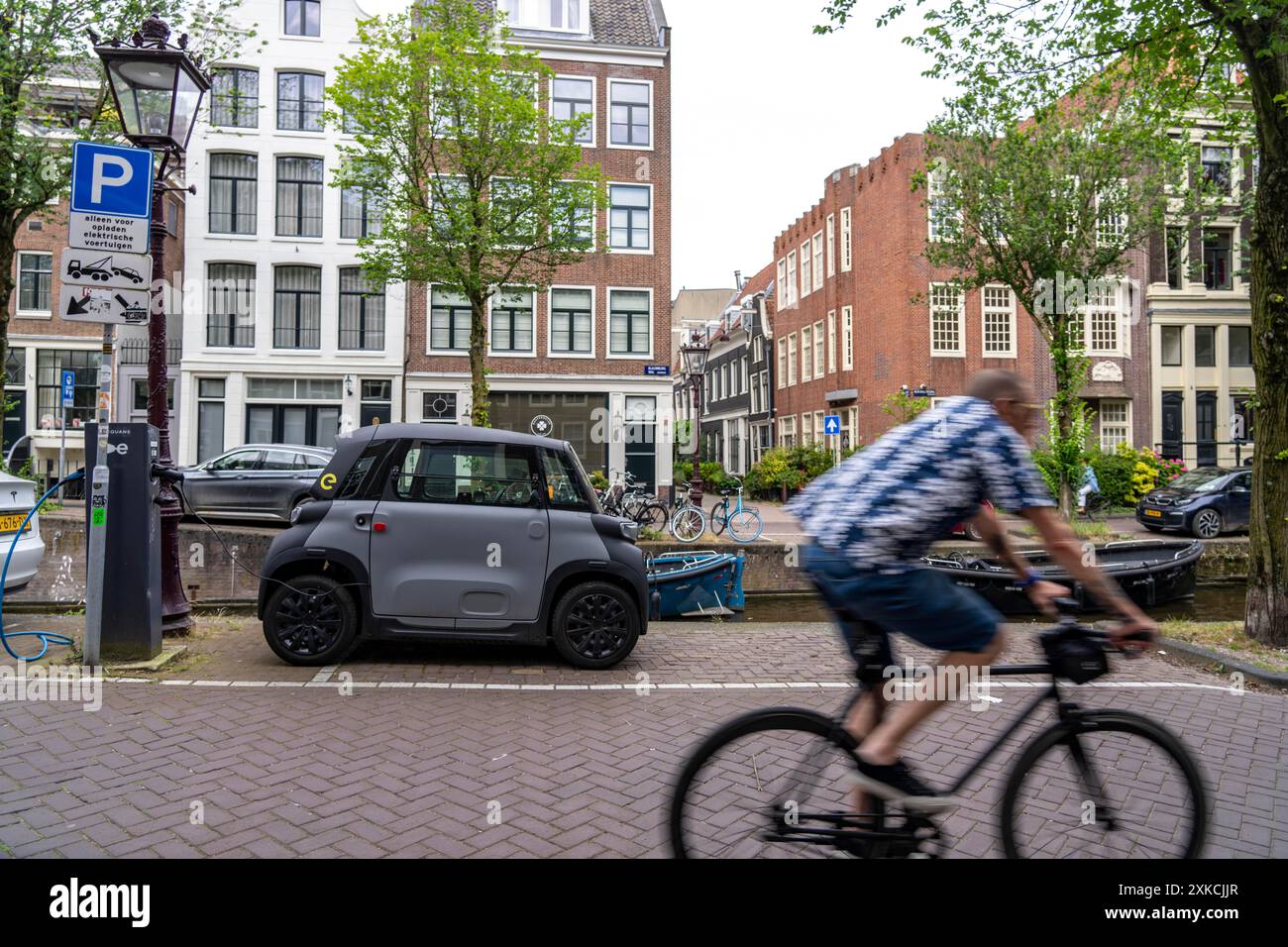 Mini voiture garée dans la vieille ville, canal Blauwburgwal, centre-ville d'Amsterdam, Rocks Electric by Opel, e-car, populaire dans la ville car il nécessite Banque D'Images