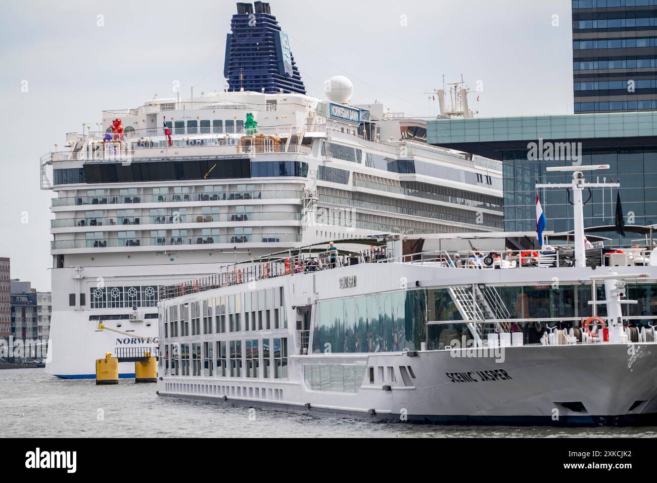 Le navire de croisière Norwegian Dawn au terminal de passagers Amsterdam, Cruise Port Amsterdam, appartient à Norwegian Cruise Line, bateau de croisière fluviale, pays-Bas Banque D'Images