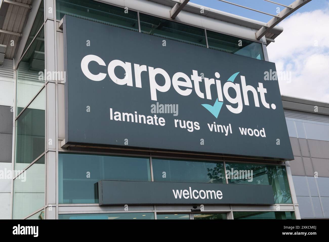 Londres, Royaume-Uni. 22 juillet 2024. Vue d'ensemble d'une succursale du détaillant britannique Carpetright de tapis de Staples Corner à Londres. Le détaillant est sur le point de perdre 1 500 employés après un accord de sauvetage de la société rivale tapi Carpets & Floors n'a pu sauver que 54 magasins et 308 emplois. Carpetright comptait 1 800 employés avant d'entrer dans l'administration. Crédit : Justin Ng/Alamy Live News. Banque D'Images