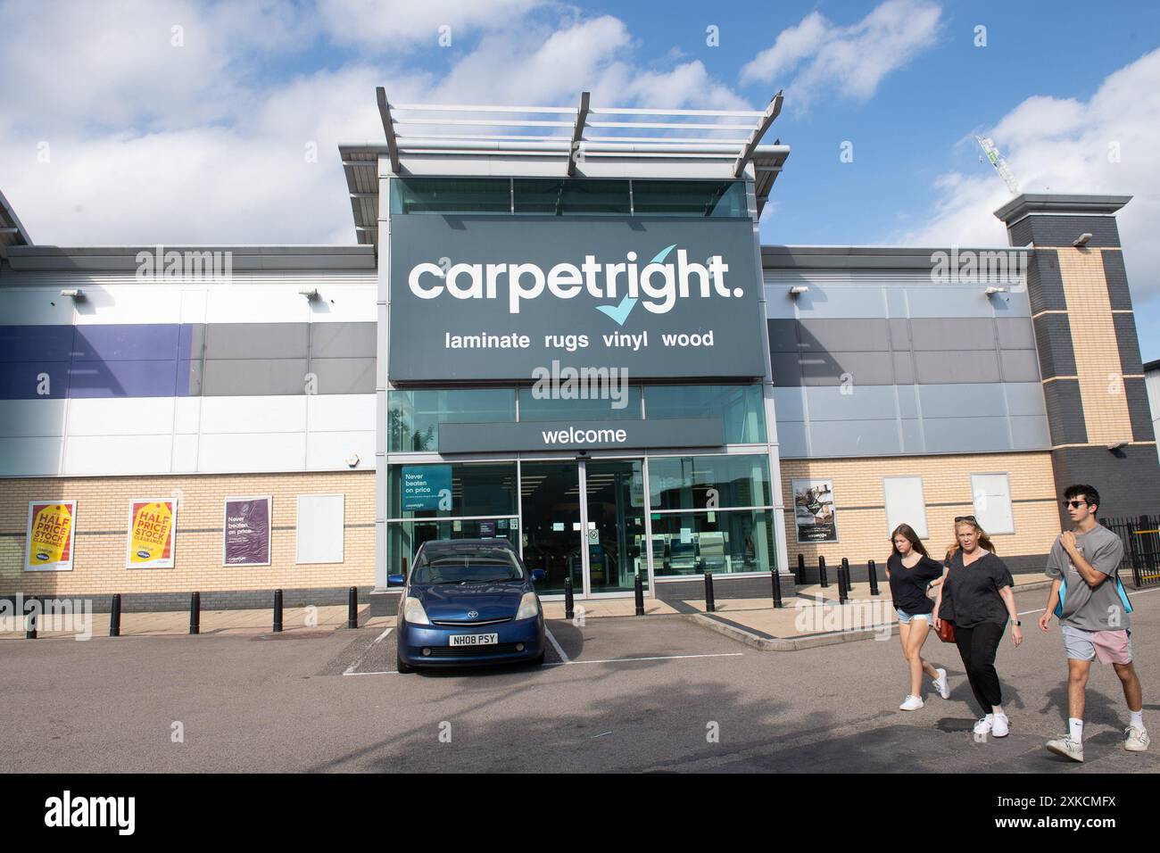 Londres, Royaume-Uni. 22 juillet 2024. Vue d'ensemble d'une succursale du détaillant britannique Carpetright de tapis de Staples Corner à Londres. Le détaillant est sur le point de perdre 1 500 employés après un accord de sauvetage de la société rivale tapi Carpets & Floors n'a pu sauver que 54 magasins et 308 emplois. Carpetright comptait 1 800 employés avant d'entrer dans l'administration. Crédit : Justin Ng/Alamy Live News. Banque D'Images