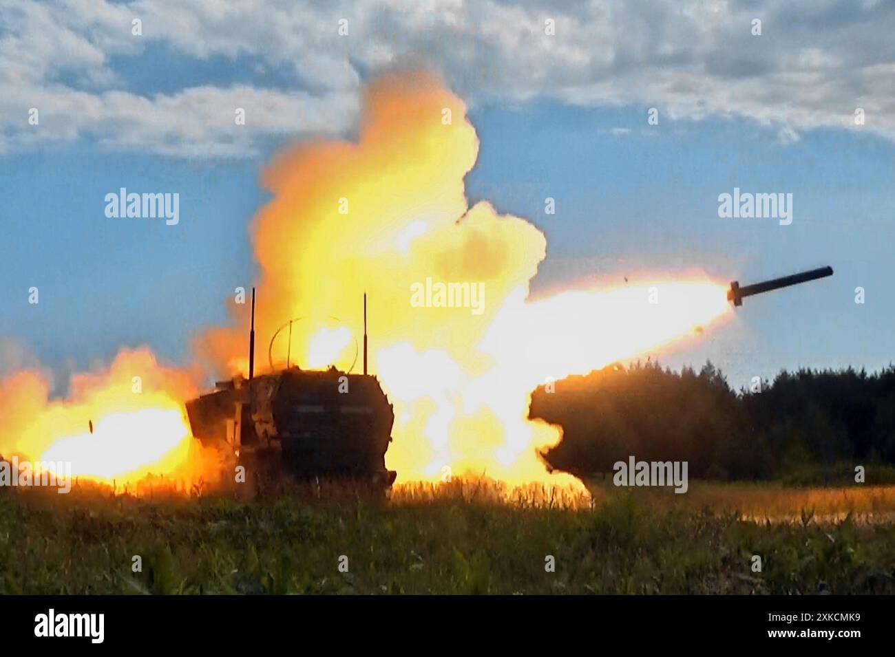 Hokkaido, Japon. 22 juillet 2024. 1er Multi-Domain Task Force (MDTF), des HIMARS de l'armée américaine (High Mobility Artillery Rocket System) feux pendant l'armée américaine et le Japon Ground Self? Exercice militaire de la Force de défense 'Orient Shield 24' dans la zone de manœuvre de Yausubetsu, préfecture de Hokkaido, Japon, le 22 juillet 2024. Photo de Keizo Mori/UPI crédit : UPI/Alamy Live News Banque D'Images