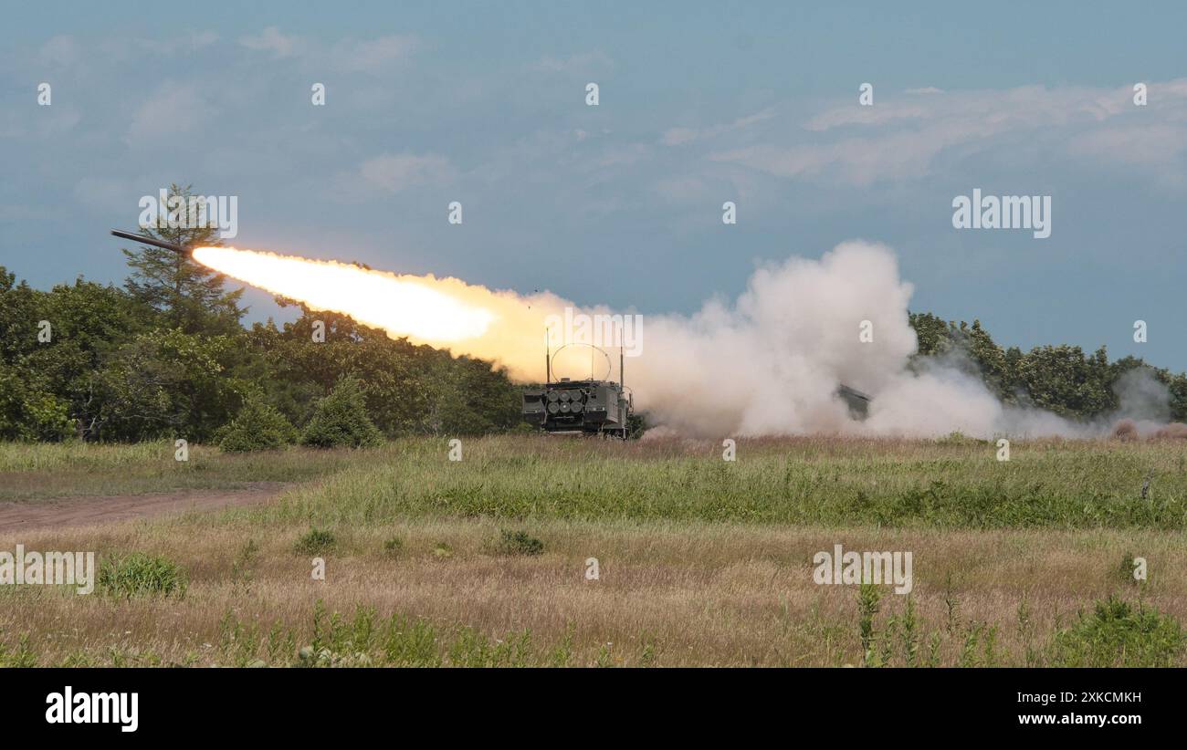 Hokkaido, Japon. 22 juillet 2024. III Marine Expeditionary Force of U.S. Marines HIMARS (High Mobility Artillery Rocket System) feux pendant l'armée américaine et le Japon Ground Self? Exercice militaire de la Force de défense 'Orient Shield 24' dans la zone de manœuvre de Yausubetsu, préfecture de Hokkaido, Japon, le lundi 22 juillet 2024. Les US Marines participent pour la première fois à l'Orient Shield. Photo de Keizo Mori/UPI crédit : UPI/Alamy Live News Banque D'Images