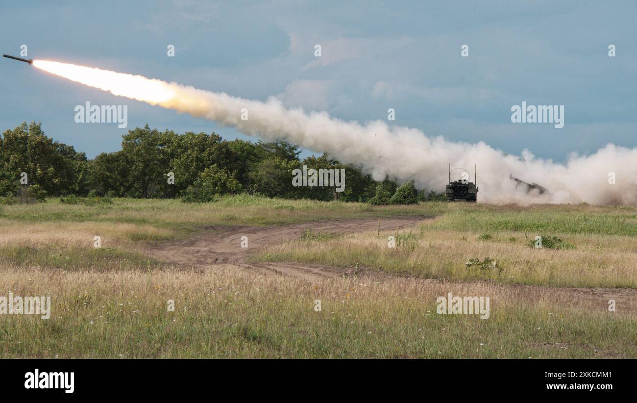 Hokkaido, Japon. 22 juillet 2024. III Marine Expeditionary Force of U.S. Marines HIMARS (High Mobility Artillery Rocket System) feux pendant l'armée américaine et le Japon Ground Self? Exercice militaire de la Force de défense 'Orient Shield 24' dans la zone de manœuvre de Yausubetsu, préfecture de Hokkaido, Japon, le lundi 22 juillet 2024. Les US Marines participent pour la première fois à l'Orient Shield. Photo de Keizo Mori/UPI crédit : UPI/Alamy Live News Banque D'Images