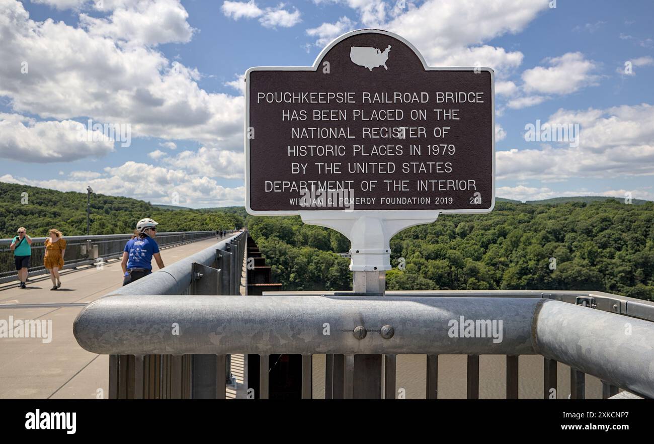 Poughkeepsie, NY - 30 mai 2024 : panneau de marquage historique en métal du pont ferroviaire Poughkeepsie sur la passerelle au-dessus de l'Hudson. Banque D'Images