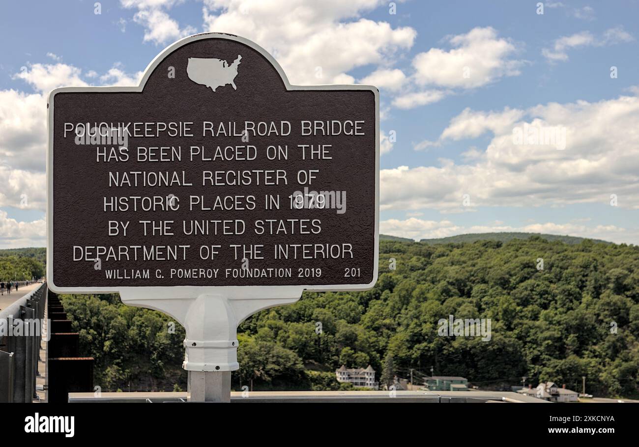 Poughkeepsie, NY - 30 mai 2024 : panneau de marquage historique en métal du pont ferroviaire Poughkeepsie sur la passerelle au-dessus de l'Hudson. Banque D'Images