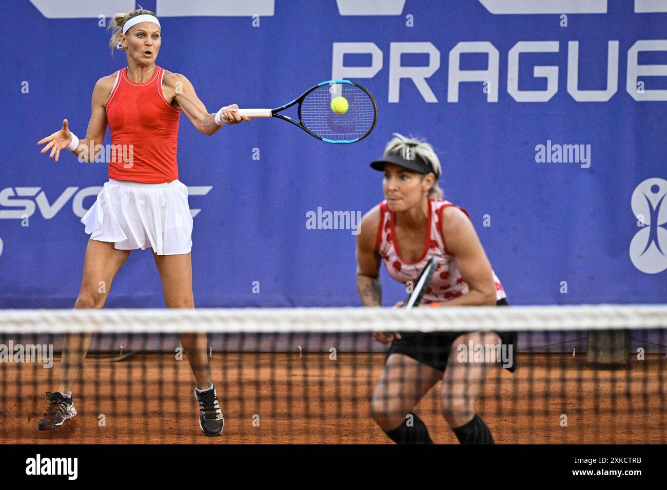 Prague, République tchèque. 22 juillet 2024. La joueuse de tennis tchèque Lucie Safarova, à gauche, et la joueuse américaine Bethanie Mattek-Sands en action lors du tournoi féminin de tennis de la WTA Livesport Prague Open 2024 match contre Shuko Aoyama et Ena Shibahara du Japon, à Prague, en République tchèque, le 22 juillet 2024. Crédit : vit Simanek/CTK photo/Alamy Live News Banque D'Images