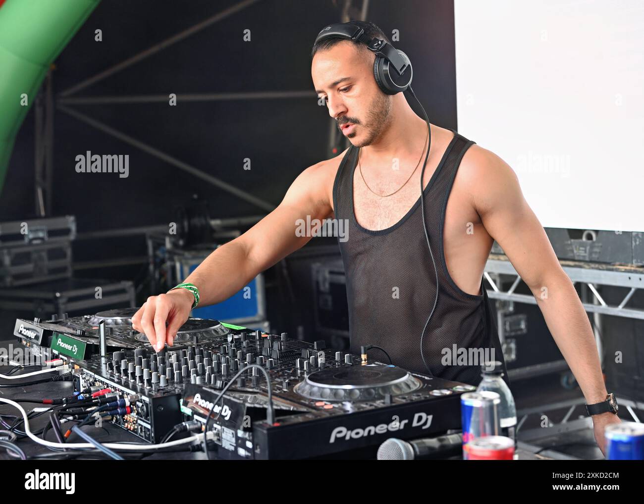 LONDRES, ANGLETERRE - 21 JUILLET 2024 : DJ Zach Burns se produit à l'AS One in the Park 2024, célébrant la communauté LGBTQ en les unissant pour une journée de fierté, de diversité et de festivités. ( Credit : Voir Li/Picture Capital/Alamy Live News Banque D'Images