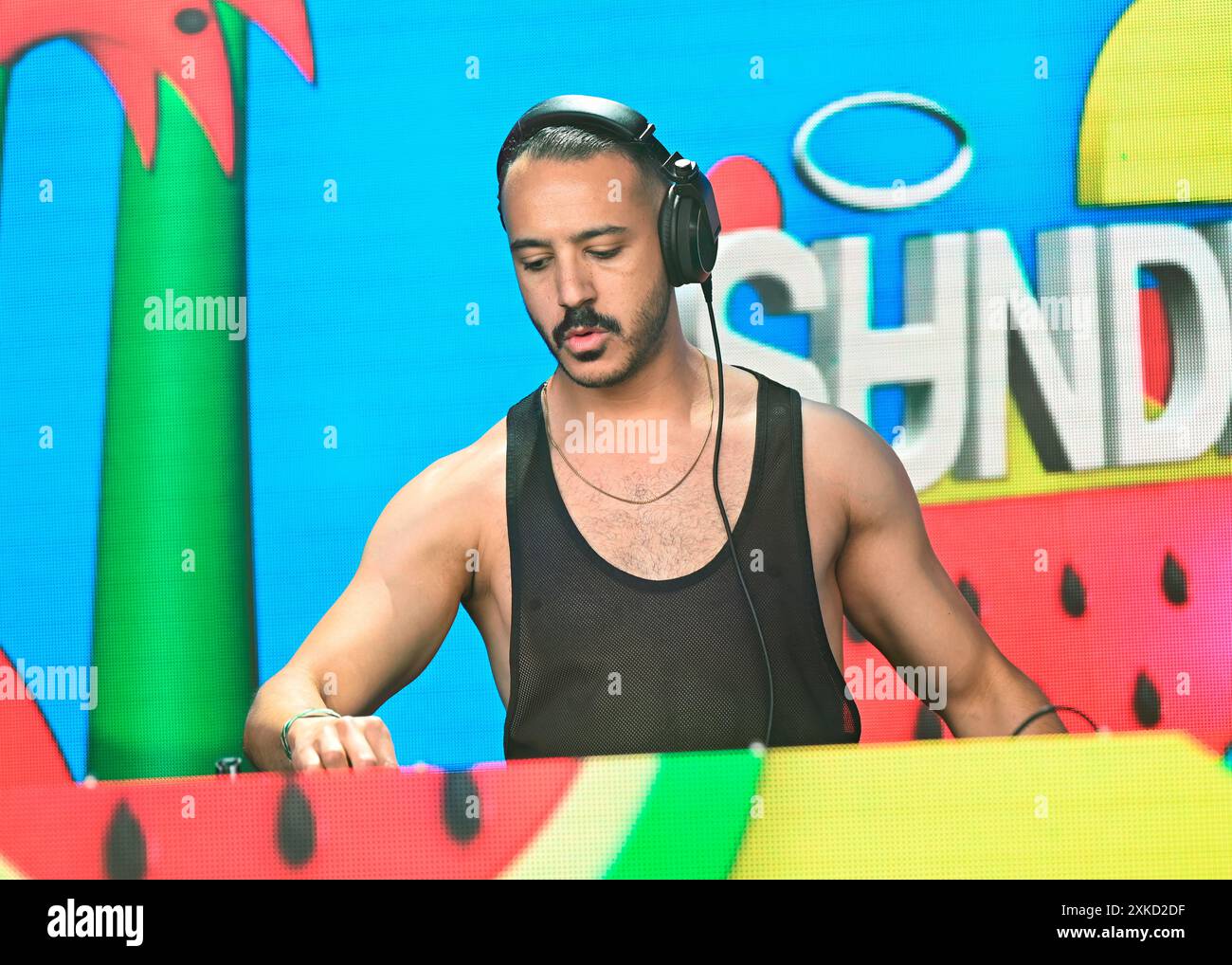 LONDRES, ANGLETERRE - 21 JUILLET 2024 : DJ Zach Burns se produit à l'AS One in the Park 2024, célébrant la communauté LGBTQ en les unissant pour une journée de fierté, de diversité et de festivités. ( Credit : Voir Li/Picture Capital/Alamy Live News Banque D'Images