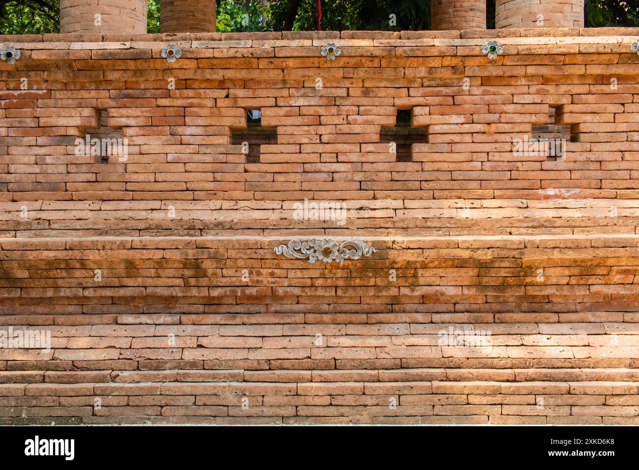 Beau et précieux fond de mur de briques est un mur de briques qui est reconstruit comme un mur de temples en Thaïlande qui a été méticuleusement conçu Banque D'Images Beau et précieux fond de mur de briques est un mur de briques qui est reconstruit comme un mur de temples en Thaïlande qui a été méticuleusement conçu Banque D'Images