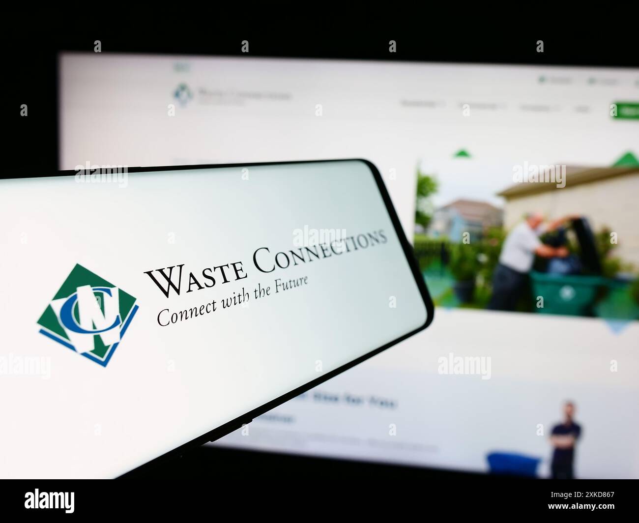 Smartphone avec le logo de la société de recyclage américaine Waste Connections Inc en face du site Web de l'entreprise. Mettez l'accent sur le centre-gauche de l'écran du téléphone. Banque D'Images