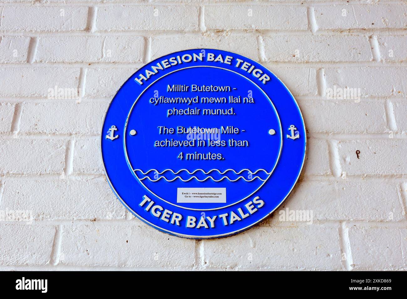 Blue plaque - Tiger Bay Tales - The Butetown Mile - Cardiff Bay, South Wales, Royaume-Uni. Prise en juillet 2024. Banque D'Images