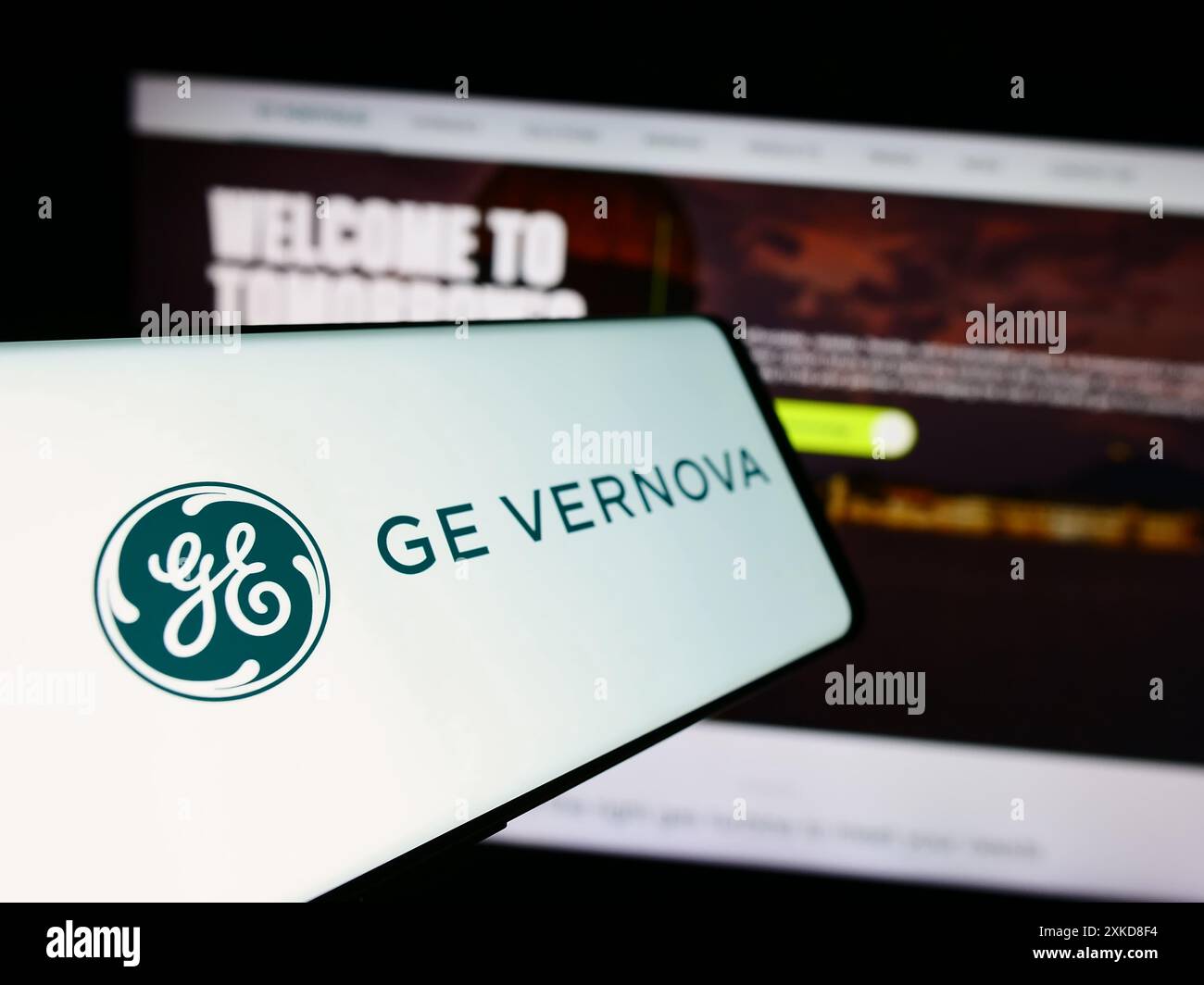 Téléphone portable avec le logo de la société américaine d'équipement énergétique GE Vernova Inc. en face du site Web de l'entreprise. Focus à gauche de l'écran du téléphone. Banque D'Images