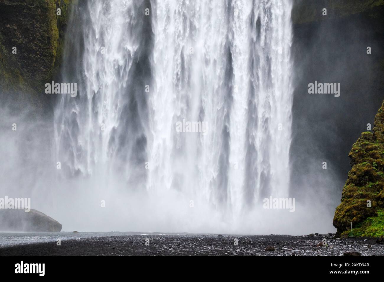 Chutes de Skogafoss est de 60 mètres de haut. L'eau provient du glacier | chute d'eau de Skogafoss est heute de 60 mètres et l'eau vient des glaciers Banque D'Images